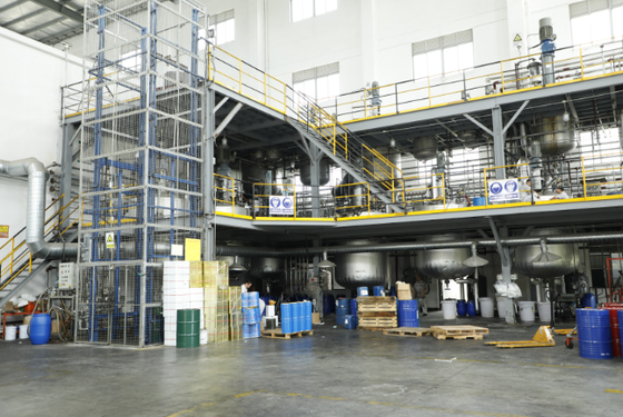 رنگ خودروی قرمز شفاف، فوق العاده بادوام، سریع خشک شونده و مقاوم در برابر اشعه ماوراء بنفش